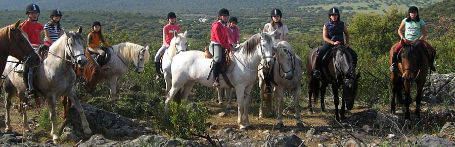 Recreación ilustrativa: A caballo por la dehesa cacereña y los Barruecos