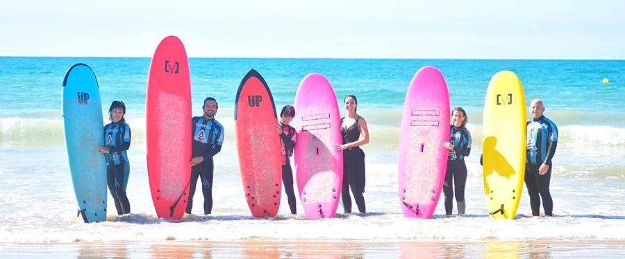 Recreación ilustrativa: Primera clase de surf con equipo incluido