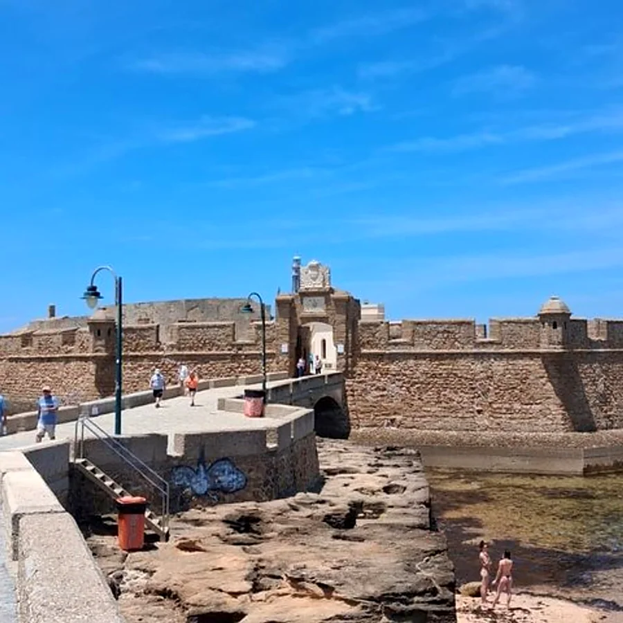 Recreación ilustrativa: La Caleta y el Castillo de San Sebastián al atardecer