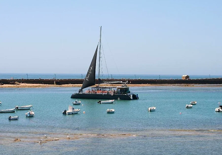 Recreación ilustrativa: Cádiz trimilenaria desde el mar en catamarán