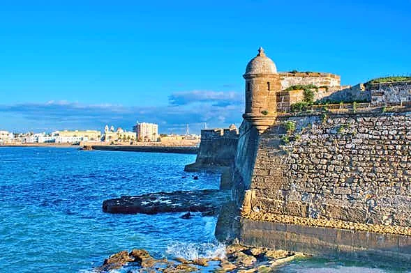 Recreación ilustrativa: Castillo de San Sebastián: recorrido guiado hasta el faro