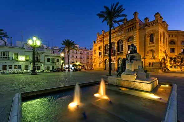 Recreación ilustrativa: Free tour nocturno por el centro histórico de Cádiz