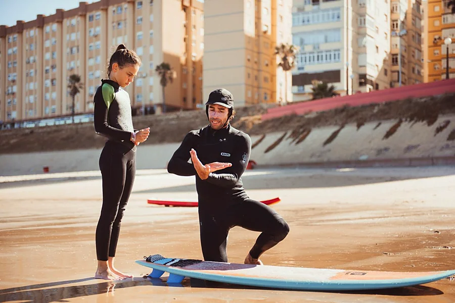 Recreación ilustrativa: Clase de iniciación al surf en Cádiz