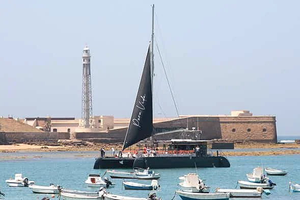 Recreación ilustrativa: Puerto y lonja de Cádiz con paseo en catamarán