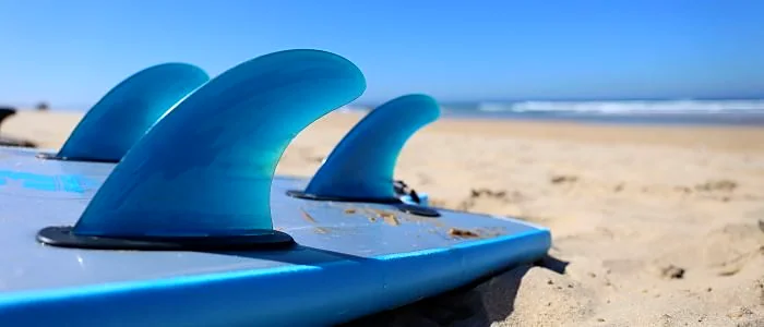 Recreación ilustrativa: Clase de surf en Santa María del Mar con Revolcom