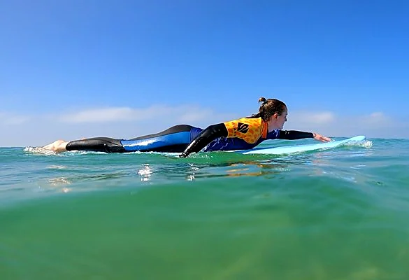 Recreación ilustrativa: Travesía de paddle surf frente al paseo marítimo de Cádiz
