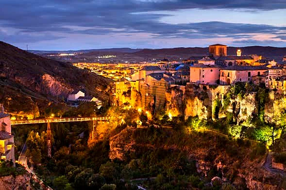 Recreación ilustrativa: Free tour nocturno por Cuenca iluminada