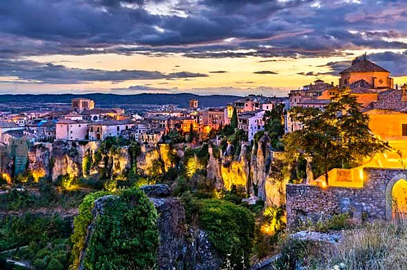 Recreación ilustrativa: Cuenca de noche: historia, leyendas y hoces