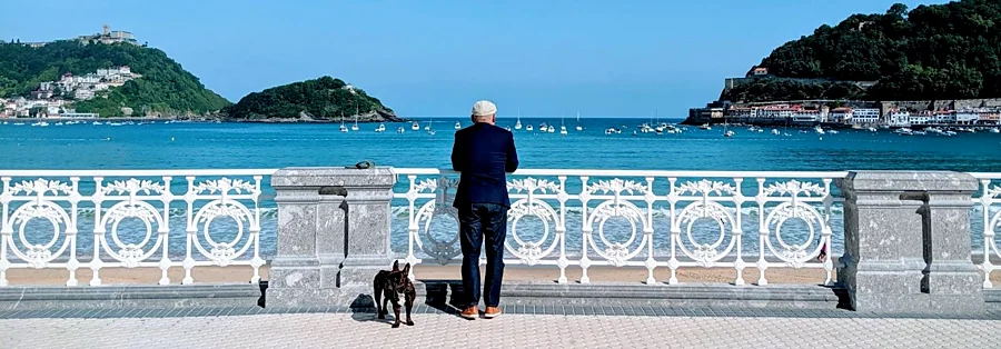 Recreación ilustrativa: Donostia en bus turístico panorámico con paradas libres