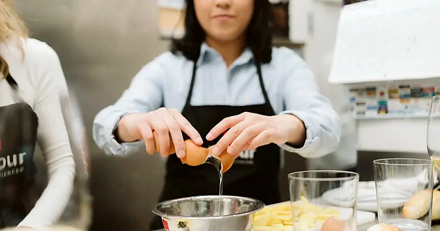 Recreación ilustrativa: Clase práctica de cocina vasca con pintxos