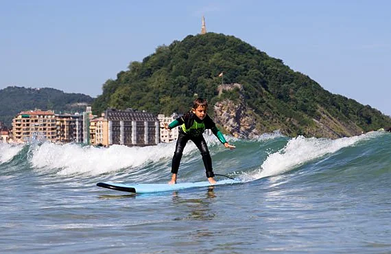Recreación ilustrativa: Sesión personalizada de surf en Gros