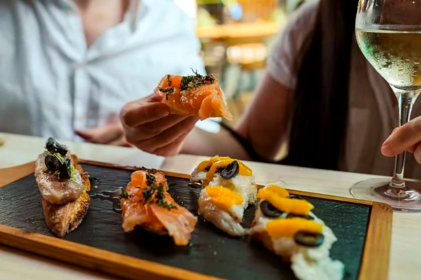 Recreación ilustrativa: Pintxos, quesos y vinos: ruta gastronómica por Donostia