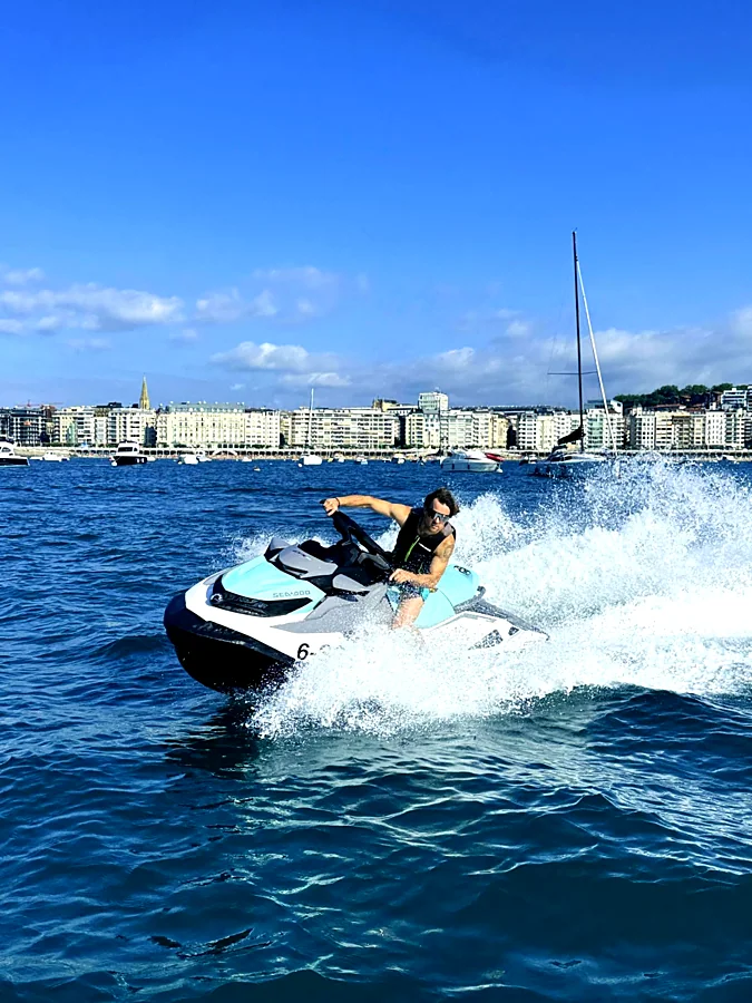 Recreación ilustrativa: Ruta guiada en moto de agua por la costa donostiarra