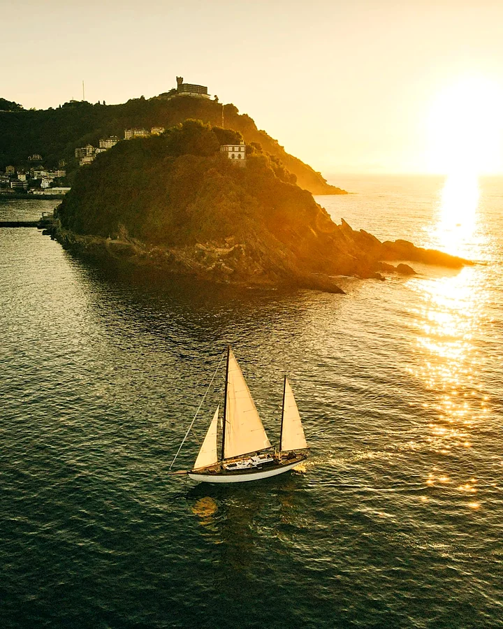 Recreación ilustrativa: Atardecer a vela en la bahía de La Concha
