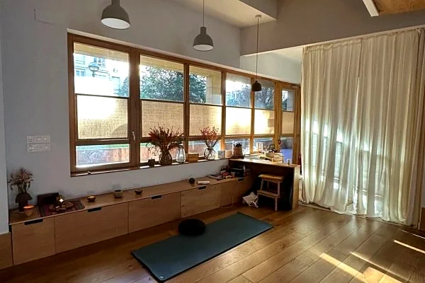 Recreación ilustrativa: Clase de Hatha o Iyengar en OMY Yoga