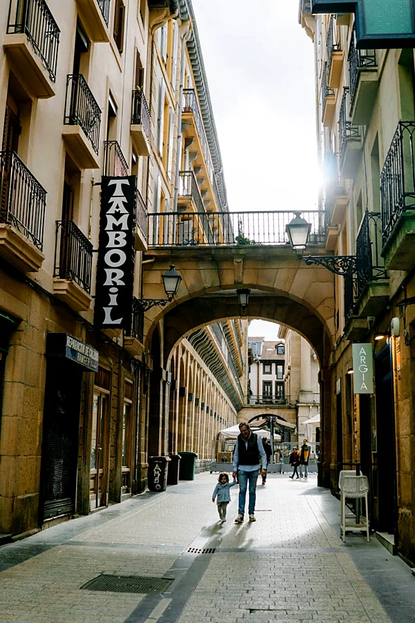 Recreación ilustrativa: Paseo fotográfico por Donostia con Sofía