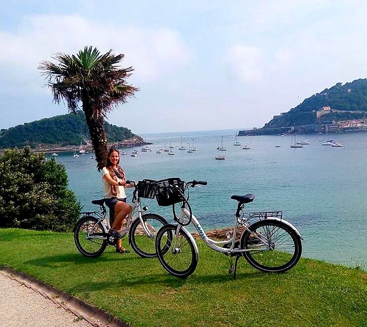 Recreación ilustrativa: Tour guiado en bicicleta por Donostia