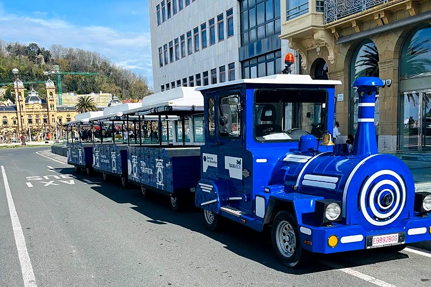 Recreación ilustrativa: Donostia en tren turístico: recorrido urbano con audioguía