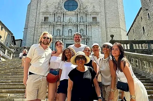 Recreación ilustrativa: Mercado y sabores de Girona con guía gastronómico local