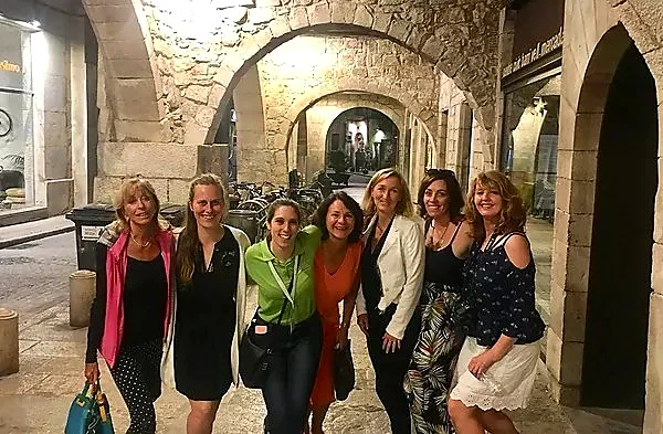 Recreación ilustrativa: Tapas y vinos de Girona en un paseo nocturno