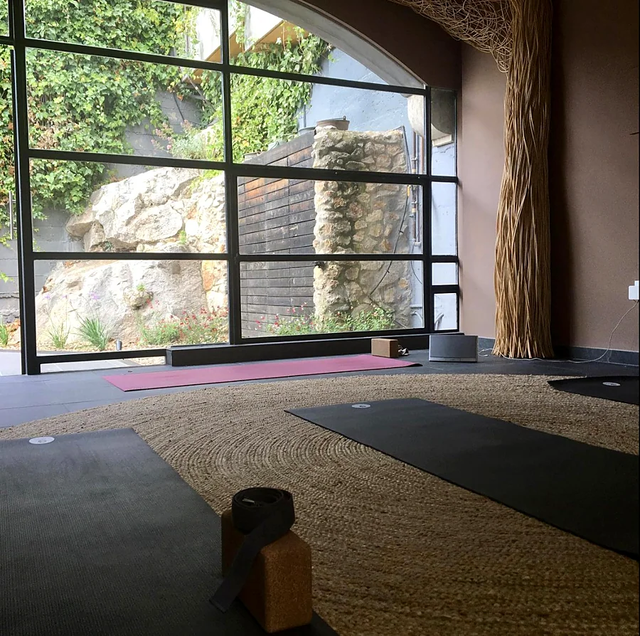 Recreación ilustrativa: Clase suelta de yoga en el Barri Vell