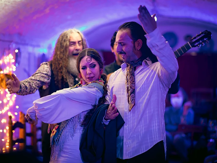 Recreación ilustrativa: Flamenco íntimo en la cueva-aljibe La Comino