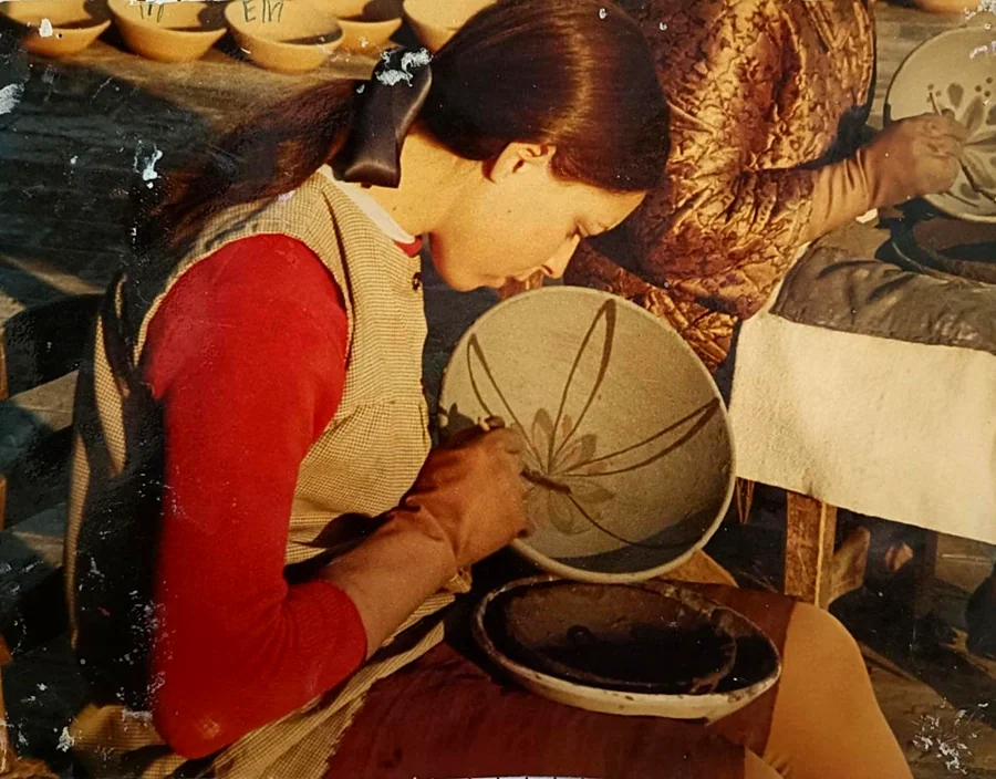 Recreación ilustrativa: Pinta cerámica con los motivos tradicionales de Fajalauza