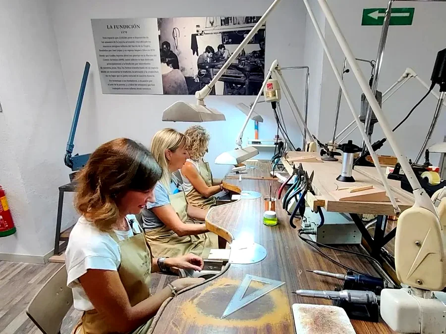 Recreación ilustrativa: Iniciación a la joyería artesanal: crea tu primera pieza de plata