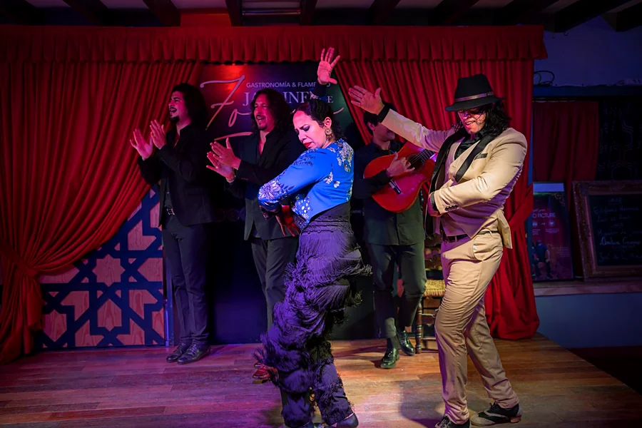 Recreación ilustrativa: Flamenco en directo en un carmen del Albaicín