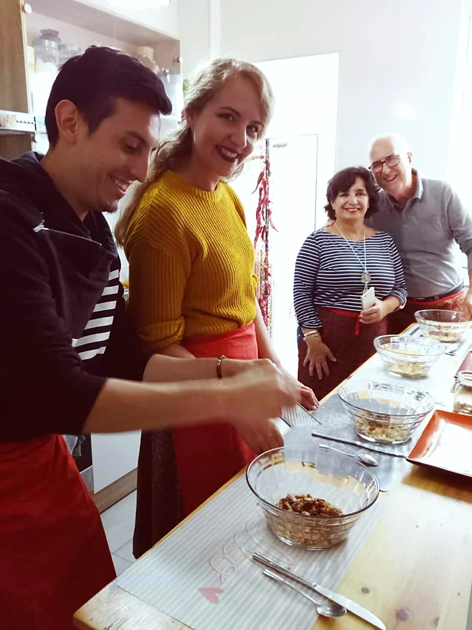 Recreación ilustrativa: Prepara dulces árabes y té especiado en Granada