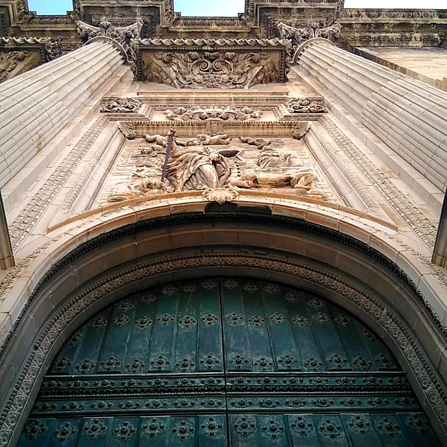 Recreación ilustrativa: La Catedral de Jaén con el guía oficial Roberto Granda