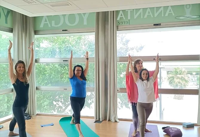 Recreación ilustrativa: Clase de yoga en Yoga Ananta