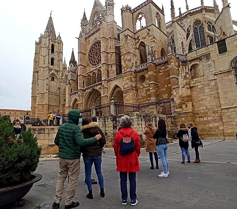 Recreación ilustrativa: Catedral de León y claustro: vidrieras y leyendas