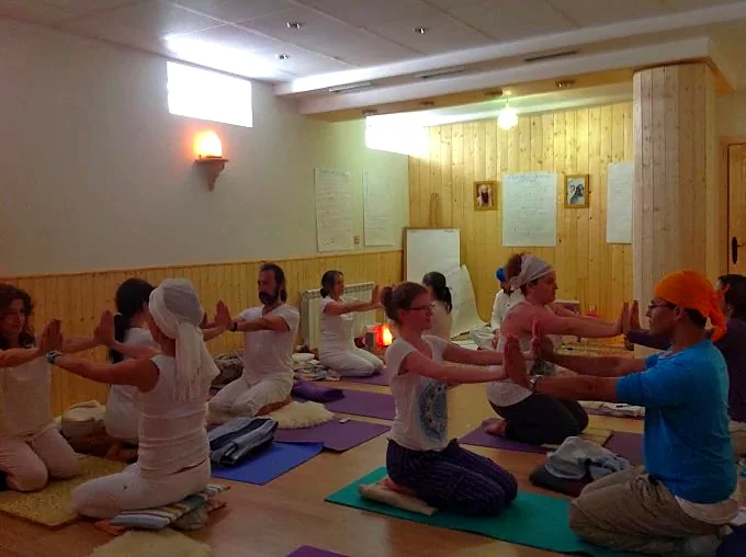 Recreación ilustrativa: Clase presencial de Kundalini Yoga