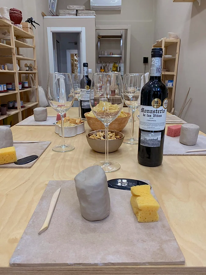 Recreación ilustrativa: Cerámica y vino: crea una pieza en Nossa