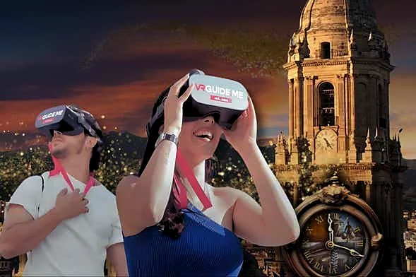 Recreación ilustrativa: Free tour por Málaga con gafas de realidad virtual