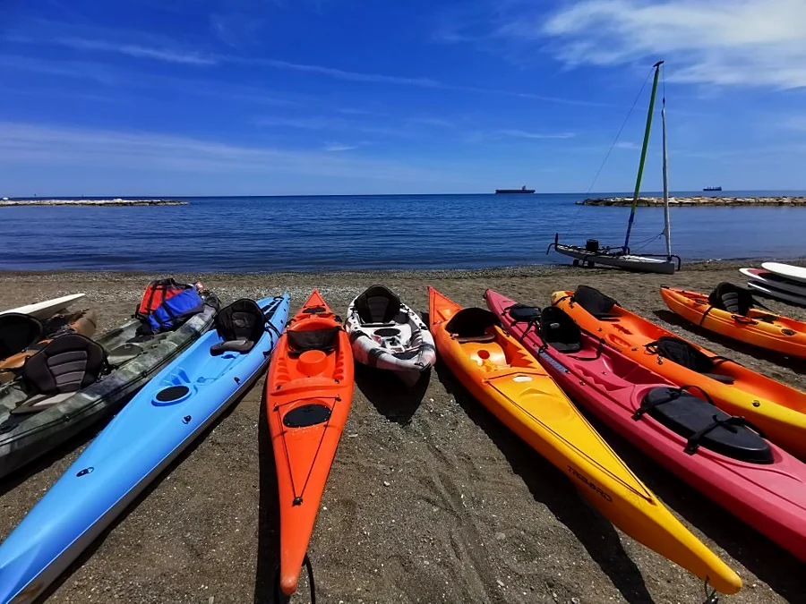 Recreación ilustrativa: Alquiler de kayak en la playa de El Palo