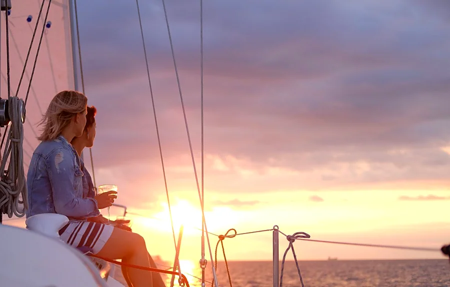 Recreación ilustrativa: Atardecer en catamarán por la bahía de Málaga
