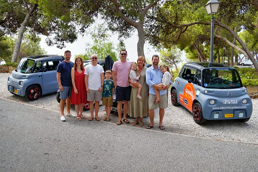 Recreación ilustrativa: Explora Málaga en coche eléctrico con anfitriones locales