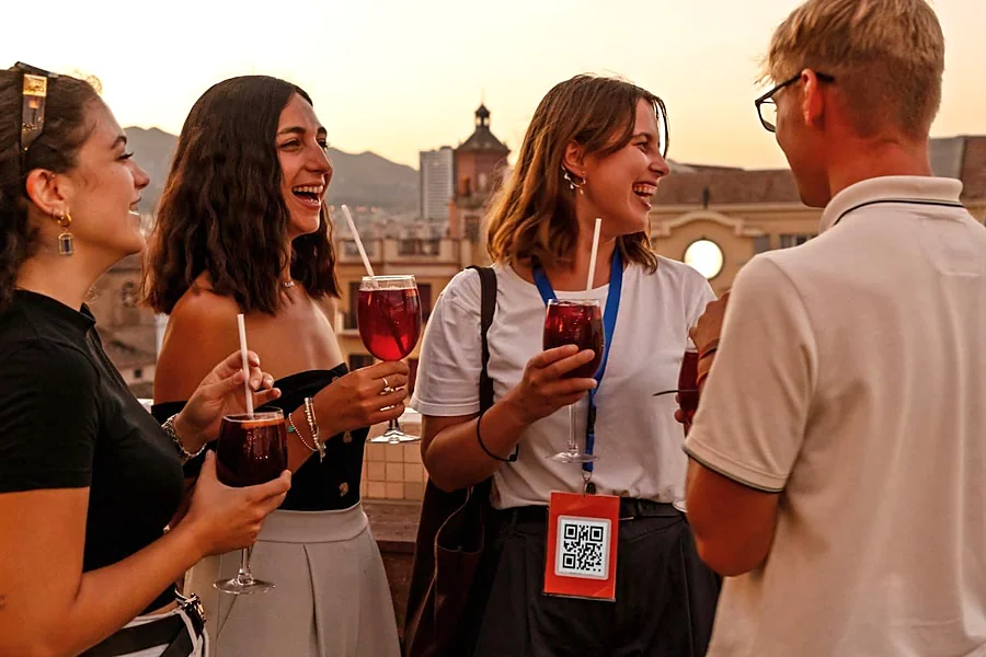 Recreación ilustrativa: Tapas, bodega histórica y vistas desde una azotea