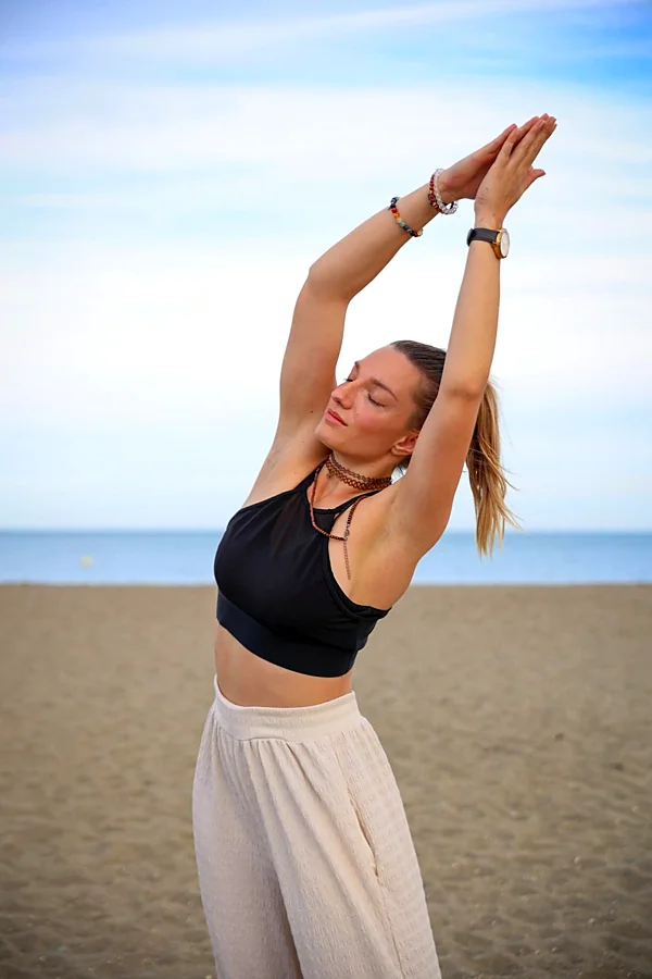 Recreación ilustrativa: Yoga holístico al atardecer en la playa