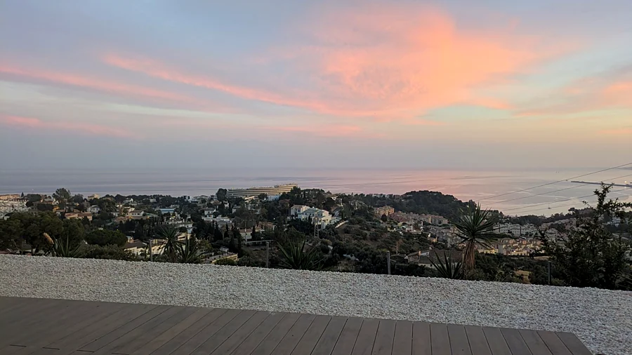 Recreación ilustrativa: Clase de Hatha-Vinyasa en terraza con vistas al mar