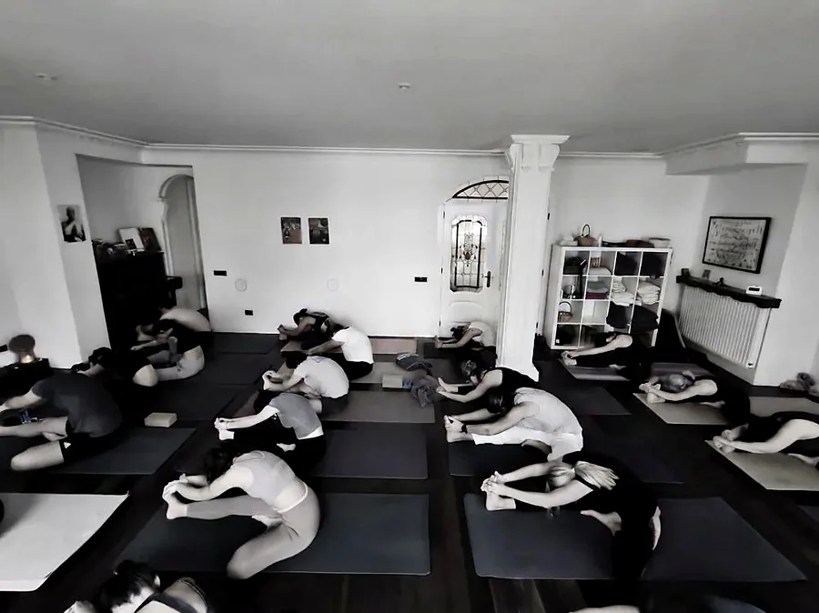 Recreación ilustrativa: Clase presencial de yoga en Casa del Yoga