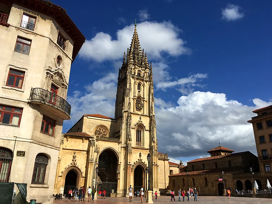 Recreación ilustrativa: Interior de la Catedral de Oviedo con guía oficial