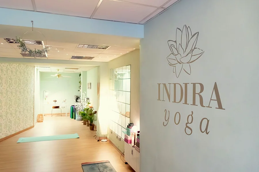 Recreación ilustrativa: Clase de prueba de yoga en Indira Yoga