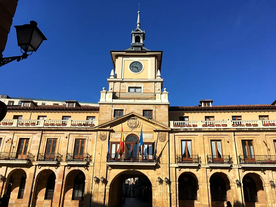 Recreación ilustrativa: Oviedo clásico: casco histórico y Catedral