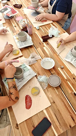 Recreación ilustrativa: Modela y decora una taza de cerámica desde cero