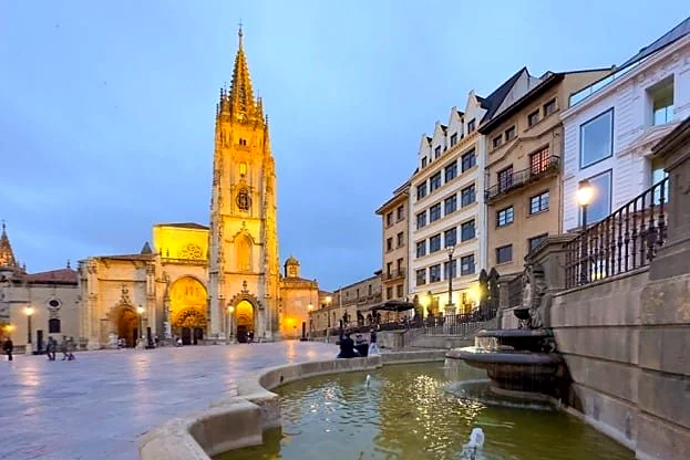 Recreación ilustrativa: Oviedo a través de pistas: ruta autoguiada con Explorial