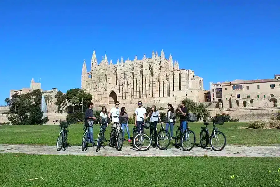 Recreación ilustrativa: Palma en bicicleta: casco antiguo y rincones escondidos
