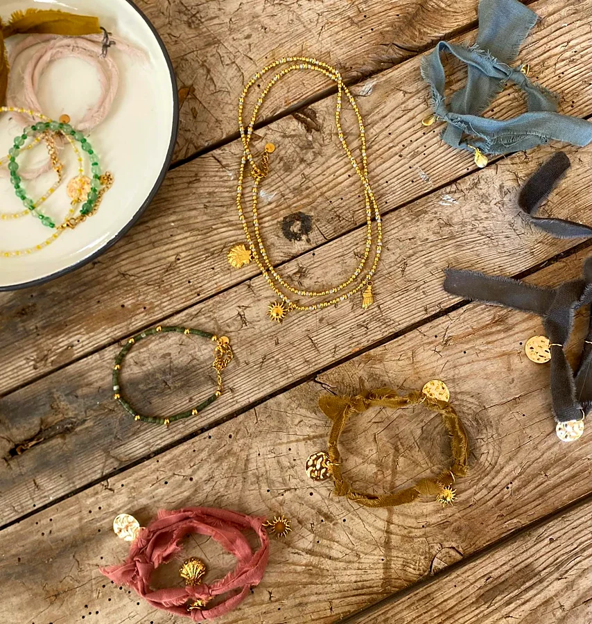 Recreación ilustrativa: Crea un accesorio artesanal con cuentas y textiles